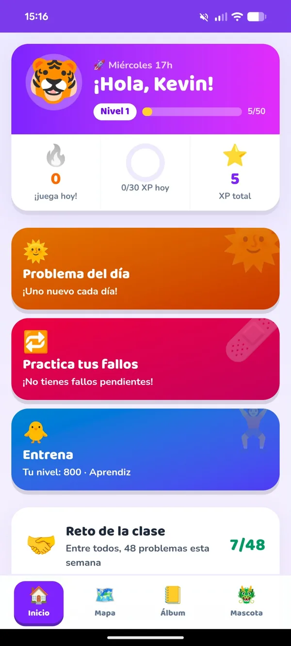 Pantalla de inicio de la app en el móvil: nivel, XP, problema del día y retos