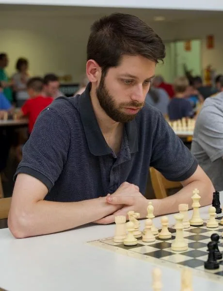 Miguel Miranda concentrado frente al tablero en un torneo